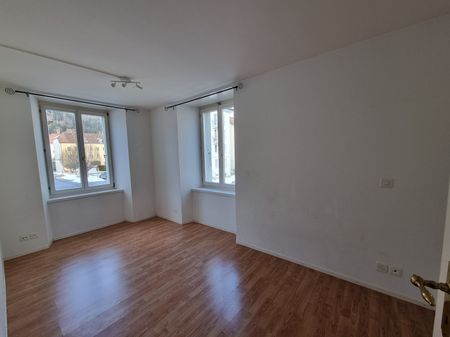 Appartement de 5 pièces au 1er étage avec balcon situé au centre du village - Photo 4