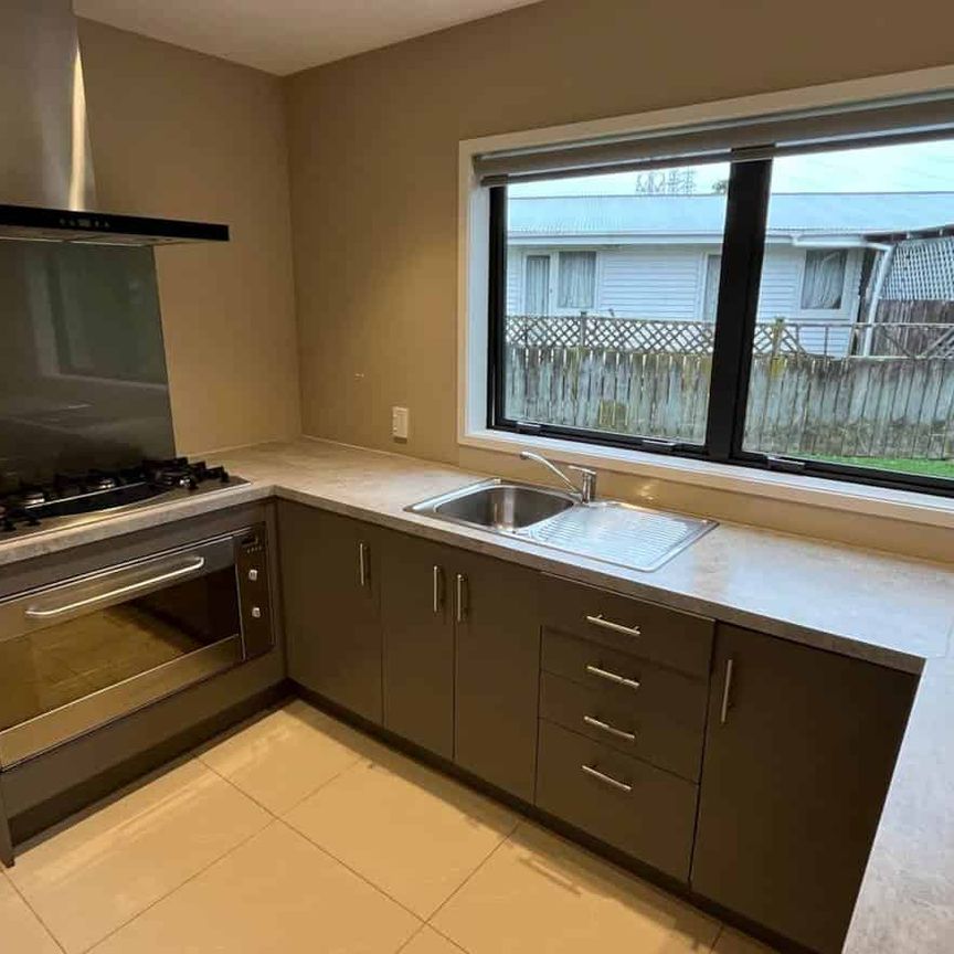 Downstairs Two Bedroom unit with plenty of space - Photo 1