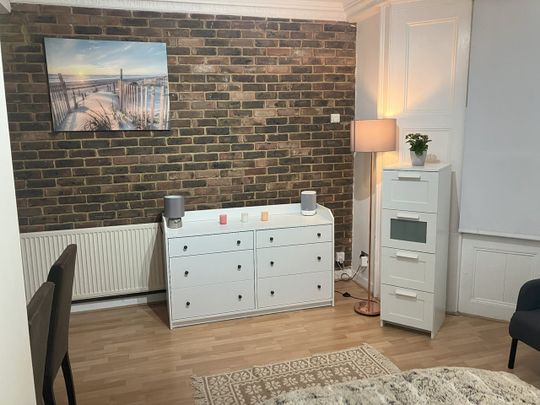 Studio Flat, Sutherland Avenue, W9 - Photo 1