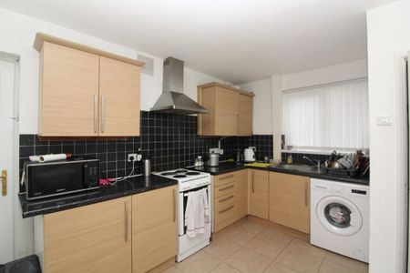 2 bedroom semi-detached house to rent - Photo 3