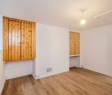 Flat to rent - The Close, Rochester, ME1 - Photo 3