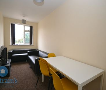 3 bed Flat for Rent - Photo 2