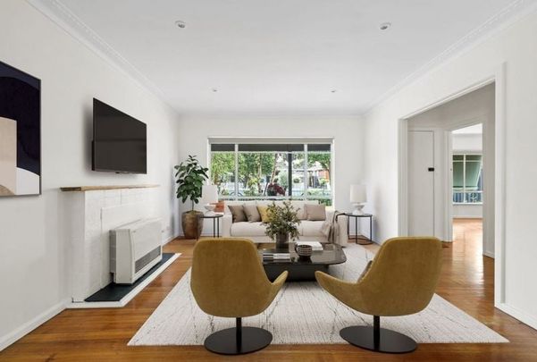 Charming family home in quiet urban coastal location - Photo 1