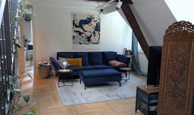 Charming 3.5-room attic apartment in a historic building - Photo 1
