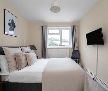 3 Bed Flat, Morris Gardens, SW18 - Photo 5