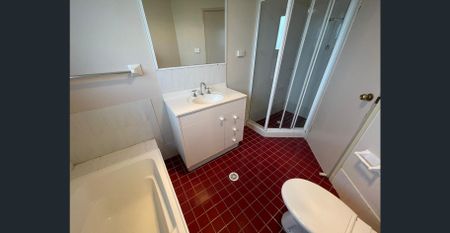 Three Bedroom Home - Close to Schools & Transport - Photo 5