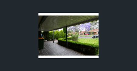 Three-bedroom house with pool close to schofields train station - Photo 2