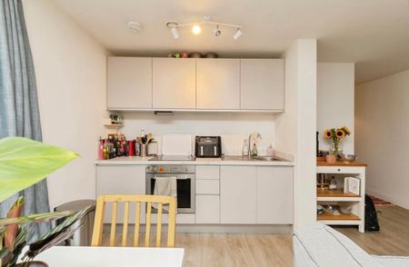 1 Bed Flat, Decouracy House, BS2 - Photo 2