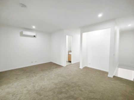 “Near New Modern Townhouse in Point Cook” - Photo 4