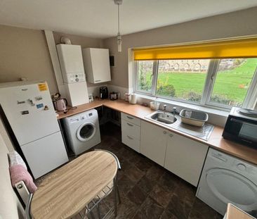 2 bed Flat - To Let - Photo 6