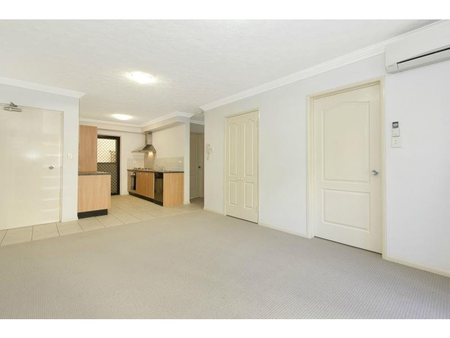 Unit 2, 327 Boundary Street, Spring Hill, QLD - Photo 3