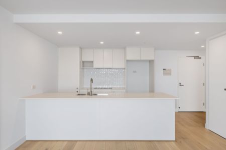 Light-Filled Three Bedroom Apartment with Wrap-Around Balcony and Views! - Photo 5