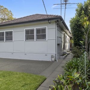 Beautifully Updated Family Home With Spacious Entertaining Deck In Hornsby North School Catchment - Photo 3