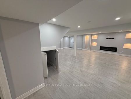 For Lease - 932 Schaeffer Outlook, Newmarket, Ontario - Photo 3