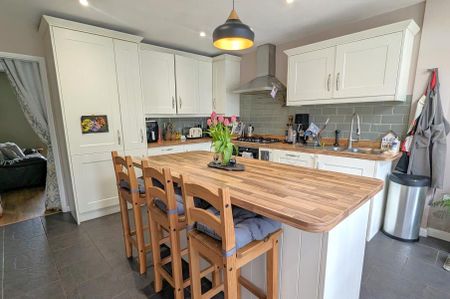Kings Road, Woking - 3 bedrooms Property for lettings - Seymours - Photo 3