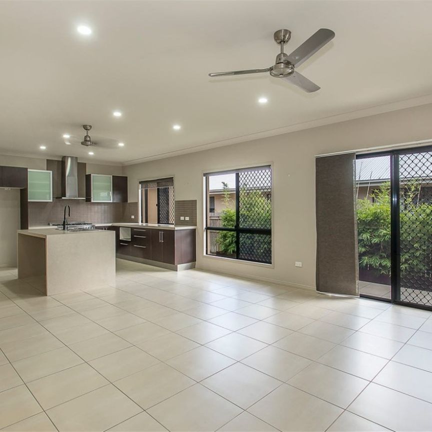 MODERN 3 BEDROOM HOME IN MOUNT LOUISA + THEATRE ROOM! - Photo 1