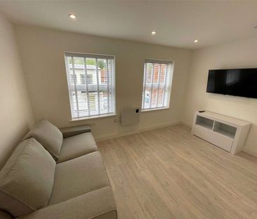 A 1 bedroom first floor apartment to rent in central Caversham, wit... - Photo 2