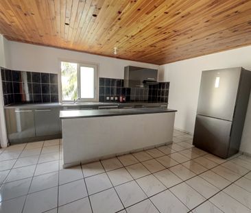 Location Appartement 4 pièces 82m² ST PIERRE 97432 - Photo 5
