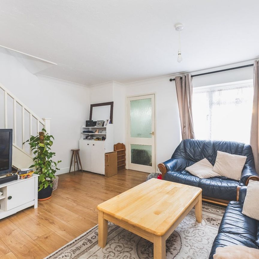 4 Bed Terraced House, Goodwin Close, CR4 - Photo 1