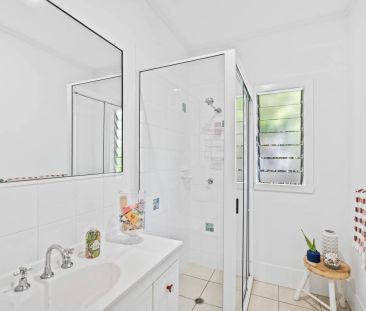 Fully furnished Queenslander with pool in the heart of freshwater - Photo 4