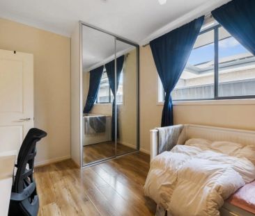 Spacious 4-Bedroom Family Home with Modern Amenities in Enfield - Photo 4