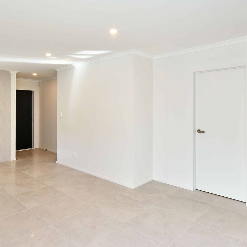 MANGERE NEAR NEW TOWNHOUSE AVAILABLE MID JANUARY 2026 - 3 BEDROOMS MODERN & SPACIOUS LIVING - Photo 1