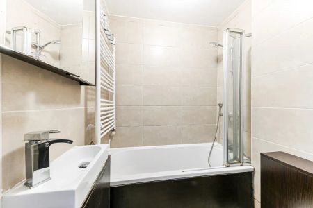 4 bedroom flat in London - Photo 3