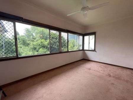 Large & airy open plan - Photo 5