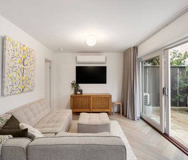 FULLY FURNISHED STUNNING DESIGNER LIVING BY THE BAY - Photo 1