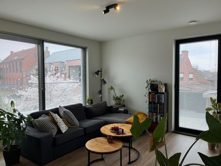 Modern appartement op de 1ste verdieping met mooi, open, terras. Uniek in zijn afwerking. Elk app beschikt over 'eigen' zonnepanelen! - Photo 2