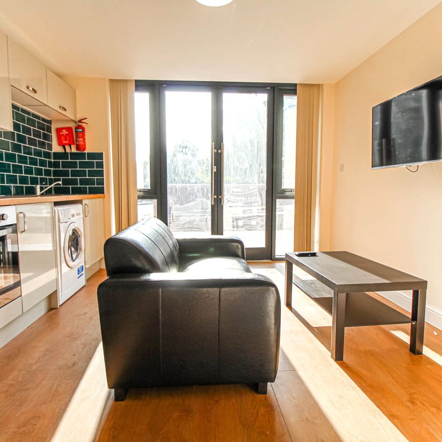 Apt 20, Fairbairn Residence - Photo 1