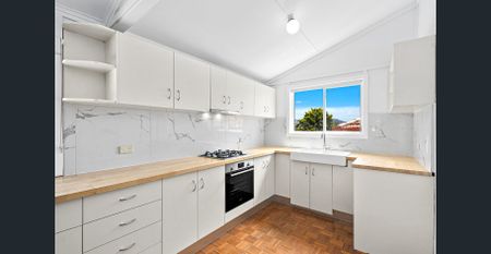 Renovated with character and class - Photo 3