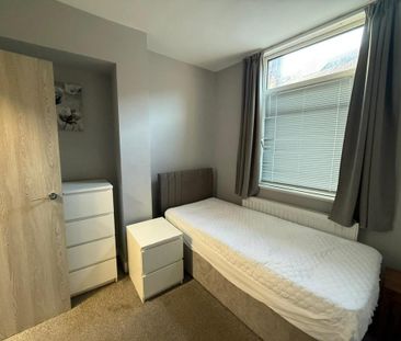 1 bedroom in a house share to rent - Photo 3