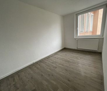 Frisch renovierte, kleine 4-Zimmer-Wohnung zu vermieten! - Photo 1