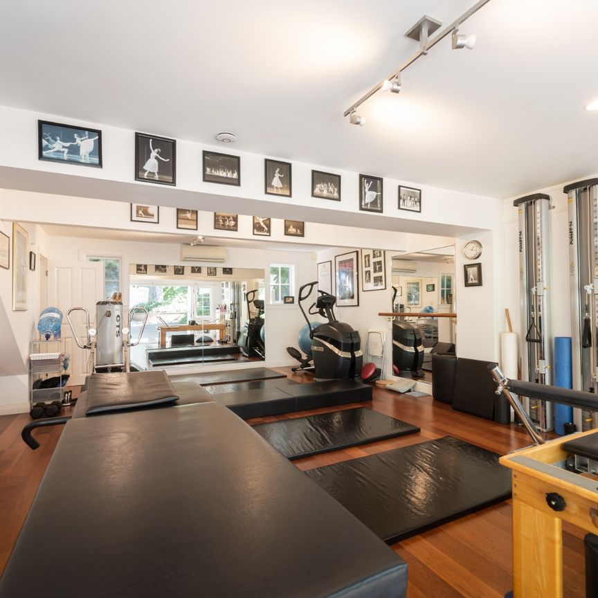 Luxurious Fully Furnished Home with Pool and Gym in Prime Epsom Location - Photo 1