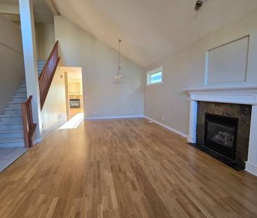 Executive Detached Townhome - 3bd/2.5 bath - Photo 4