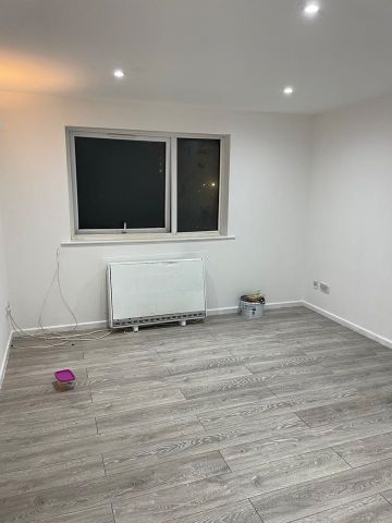 2 Bed Flat, Gurney Close, IG11 - Photo 3