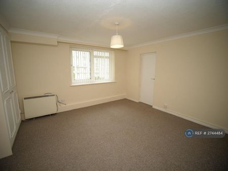 3 bedroom flat to rent - Photo 4