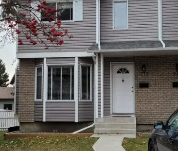 Spacious townhouse in quiet, safe neighborhood - perfect for a youn... - Photo 1