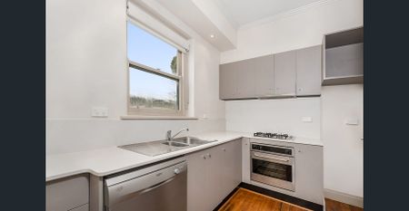 Art Deco Elegance in the Heart of Middle Park - Photo 3