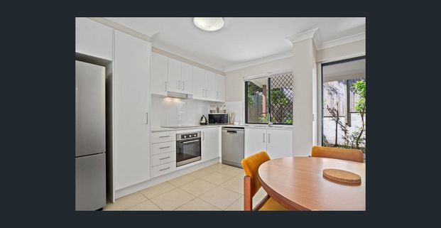 Stunning Townhome - Walking Distance to Coorparoo Square! - Photo 1
