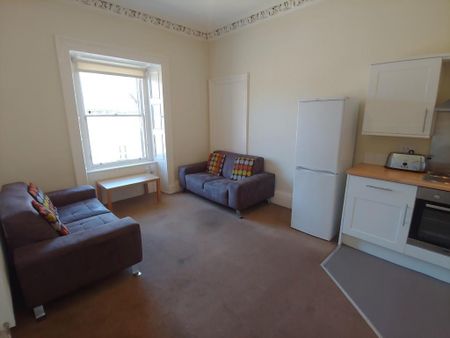 3 bedroom flat to rent - Photo 3