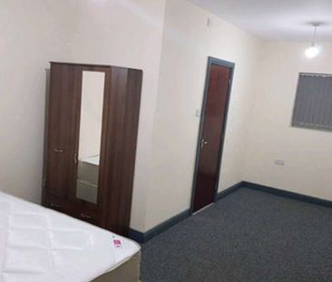 SPACIOUS EN-SUITE HOUSESHARE NEAR NEW CROSS HOSPITAL Room 5 - Photo 2