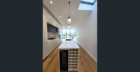 Modern Luxury in a Beautifully Renovated Terrace - Photo 2