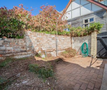 Stylish Inner-City Living - Renovated 3 Storey Townhouse in The Hill - Photo 5