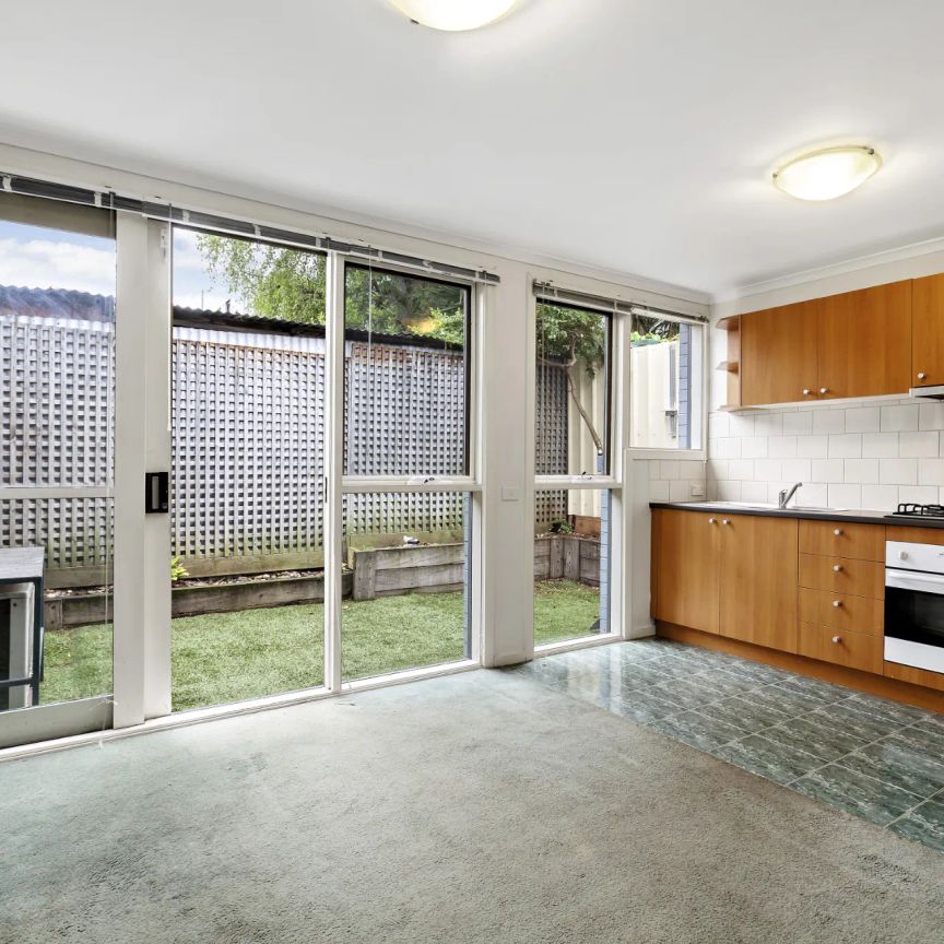 A Spacious One bedroom Apartment with north facing courtyard in the heart of Richmond! - Photo 1