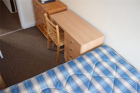 4 bedroom end of terrace house to rent - Photo 3