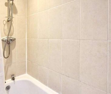 3 bedroom flat to rent - Photo 6