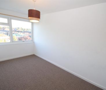 3 bedroom Flat to let - Photo 3