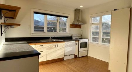 **4 Bedroom and 1x Bathroom House** - Photo 3